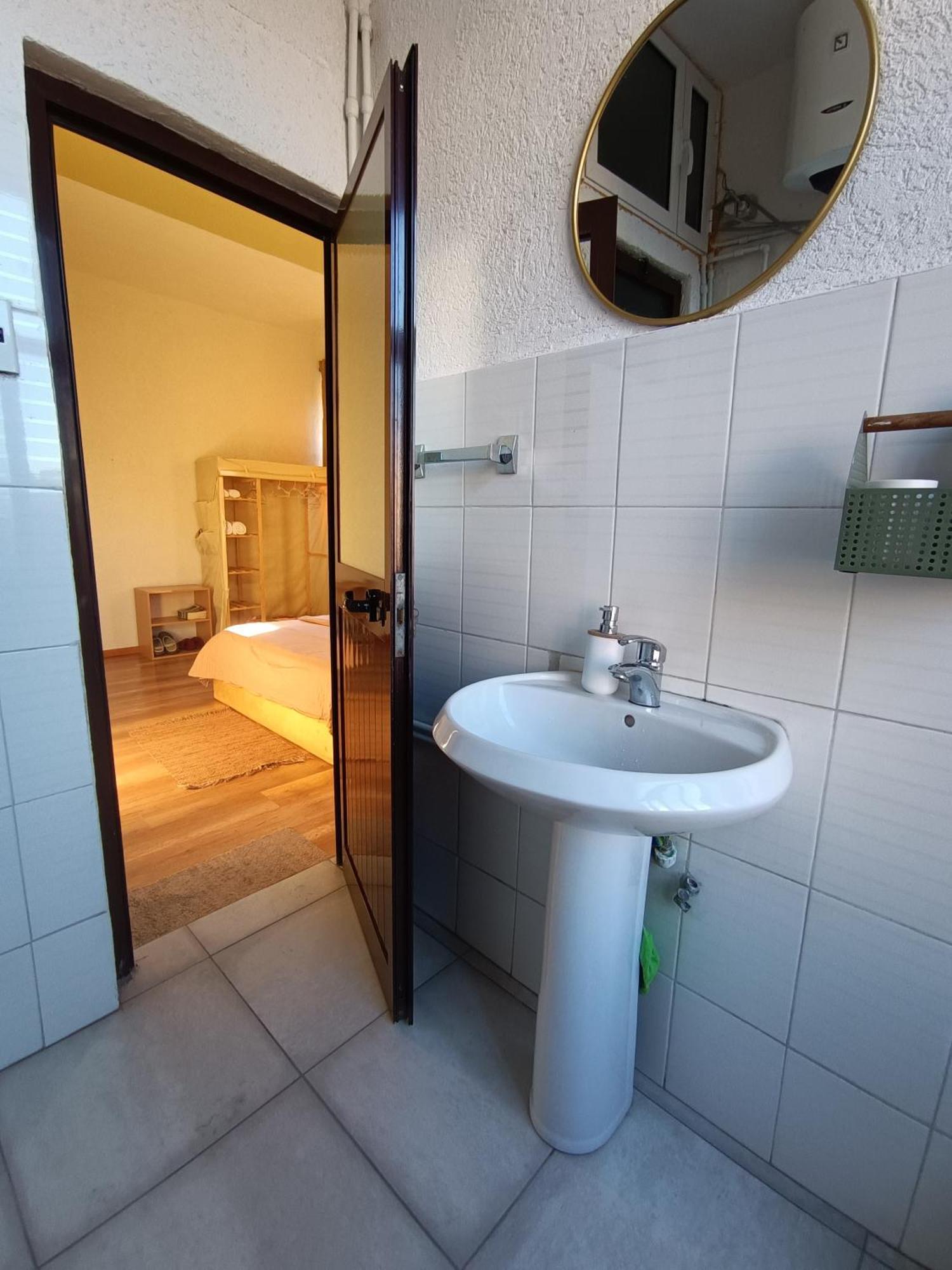 Ex-Block District Charming Studio Apartment With Treeish Sorrounding View! Tirana Exterior foto